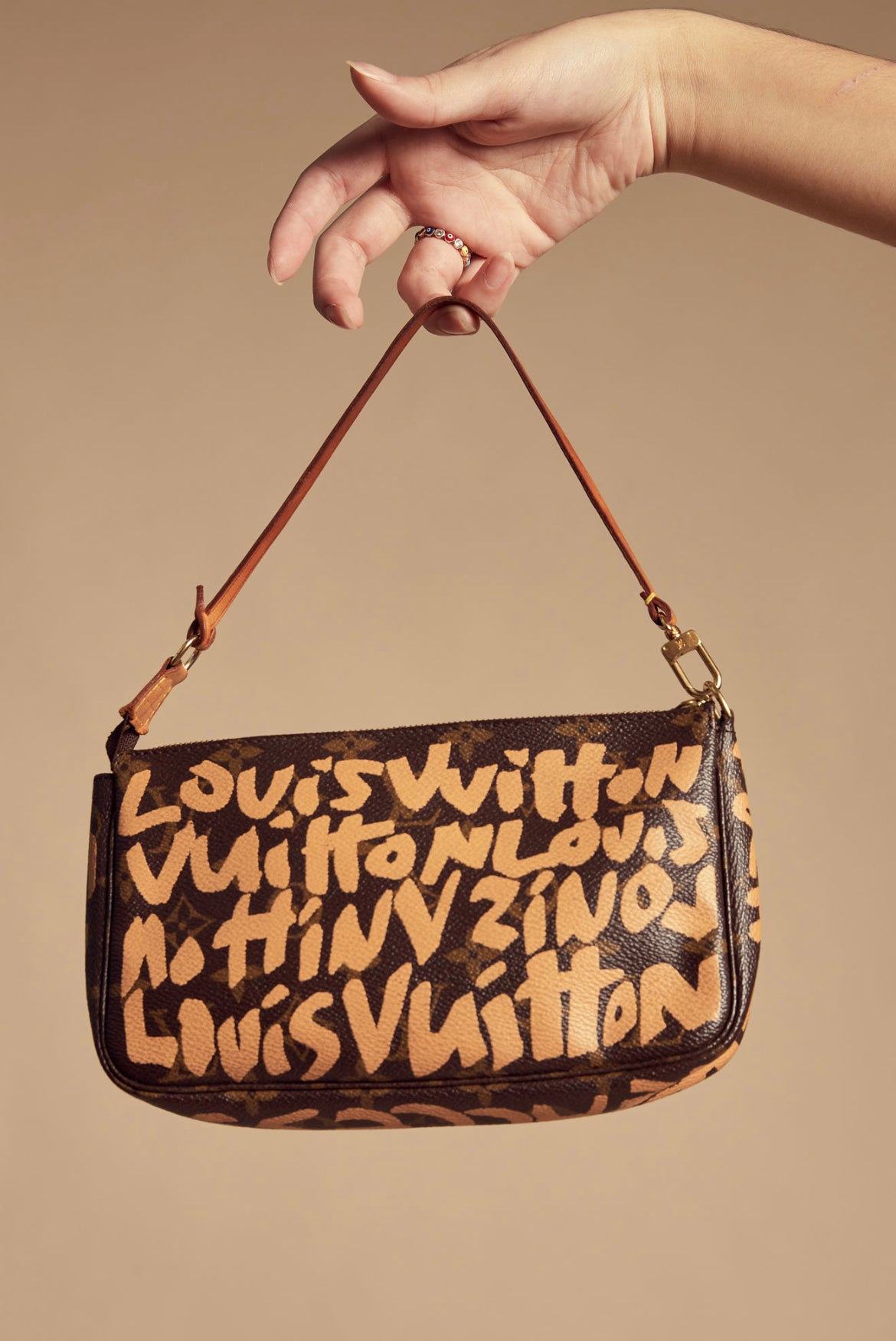 PUNCHING ART — Graffiti Louis Vuitton - Louis Vuitton Store